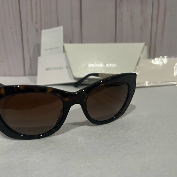 Michael Kors new never used sunglasses - Picture 4 of 7